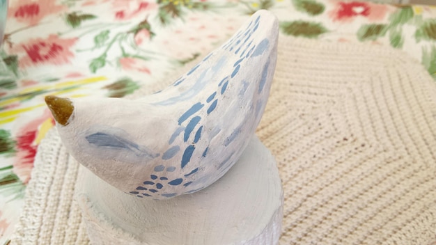 haftowana poduszka na stole